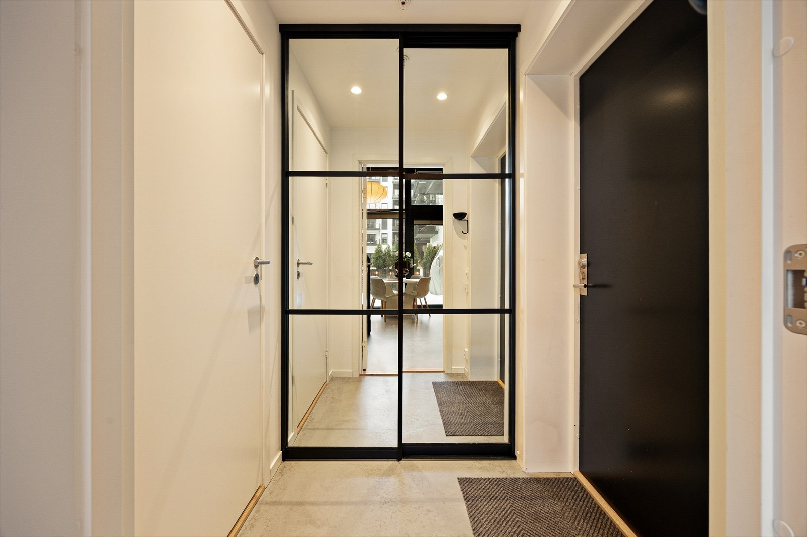 Velkommen inn! Lysmalt entré med skyvedørsgarderober og downlights i himling. Galleribilde