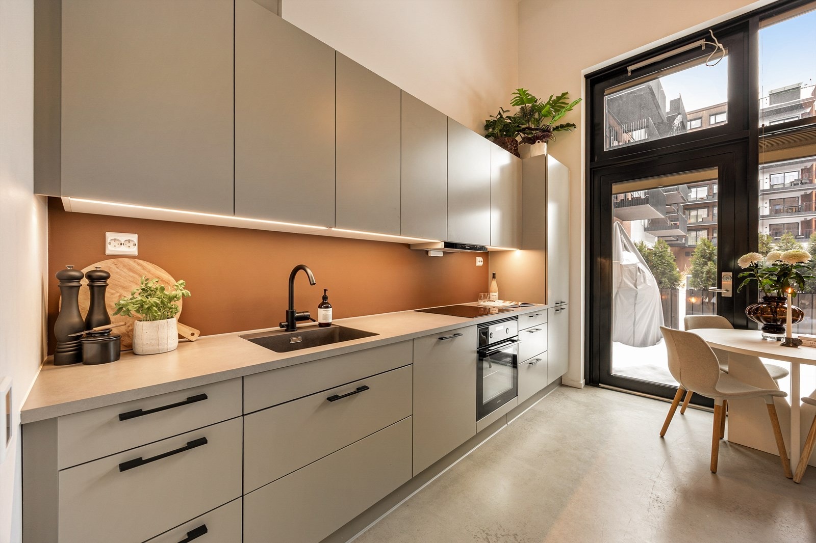 Det er integrert koketopp, stekeovn, oppvaskmaskin og kombinert kjøl-/fryseskap. Kjøkkenventilator med kullfilter. Galleribilde