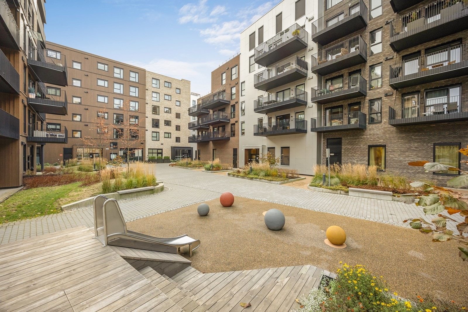 Sameiets fellesområder er pent opparbeidet med sittegrupper, lekeplass og diverse beplantning. Galleribilde