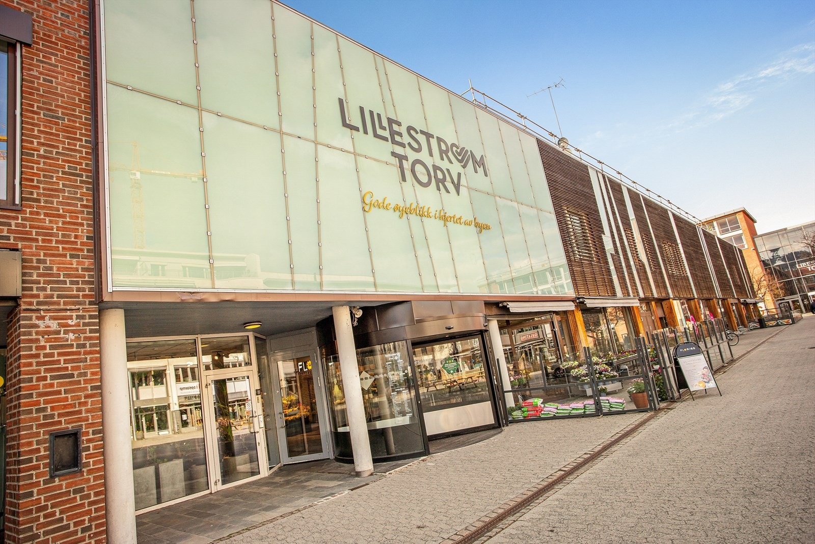 Lillestrøm Torv og den sjarmerende gågaten byr på et stort og variert utvalg av både butikker, helsetilbud, bibliotek, kino, cafeer og restauranter. Galleribilde