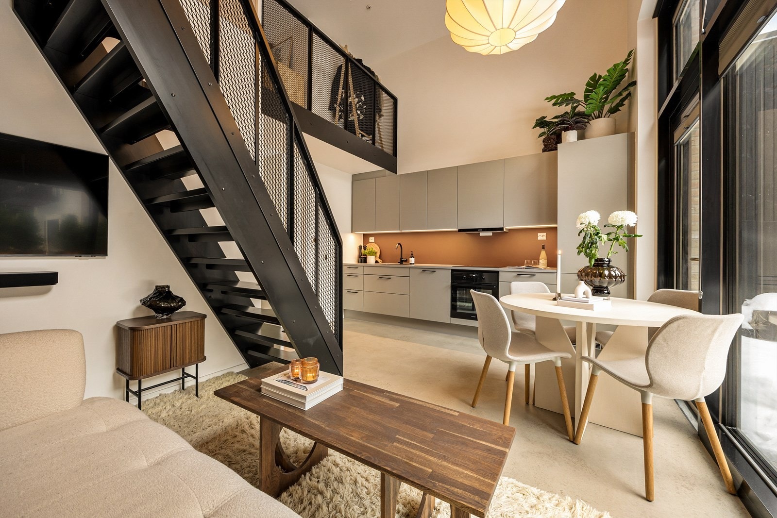 Rommet byr på møbleringsfrihet, med plass til sofahjørne, mediemøblement og spisegruppe. Galleribilde