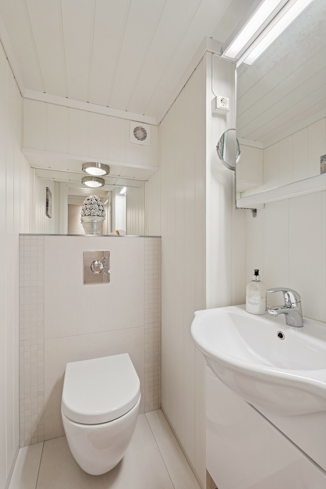 Praktisk toalettrom i underetasjen. Galleribilde