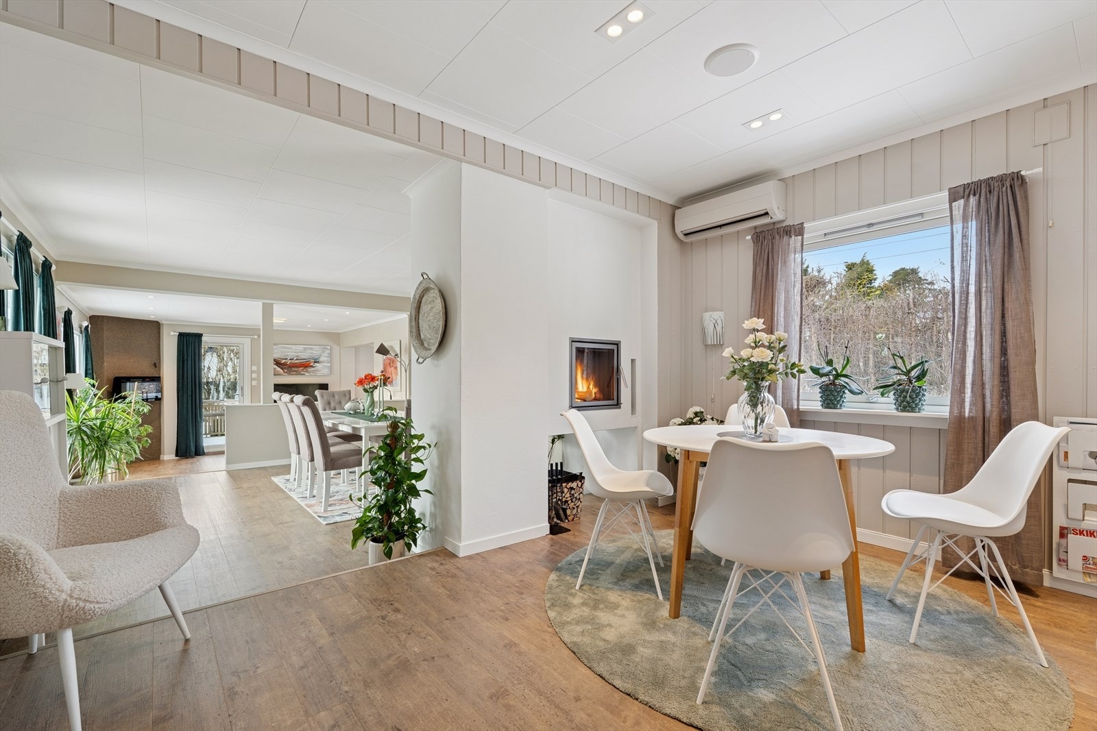 Du nyter varmen og lunhet fra peisen som synes fra begge sider. Galleribilde