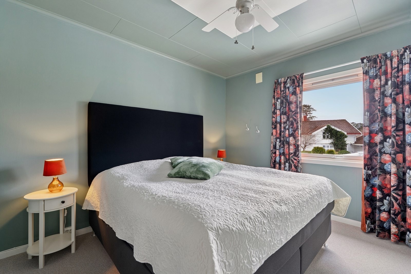 Hovedsoverommet har god plass til dobbeltseng og tilhørende møblement. Galleribilde