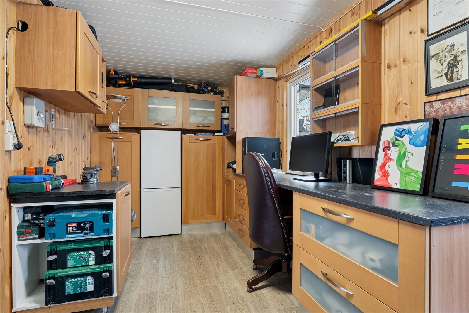 Et praktisk verksted/bod med adkomst via garasjen og via terrassen. Her er det god lagringsplass og et fint sted å holde på med hobbyer. Galleribilde