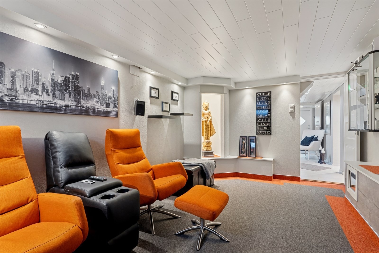 Kinorommet - møbler medfølger i handelen. Galleribilde