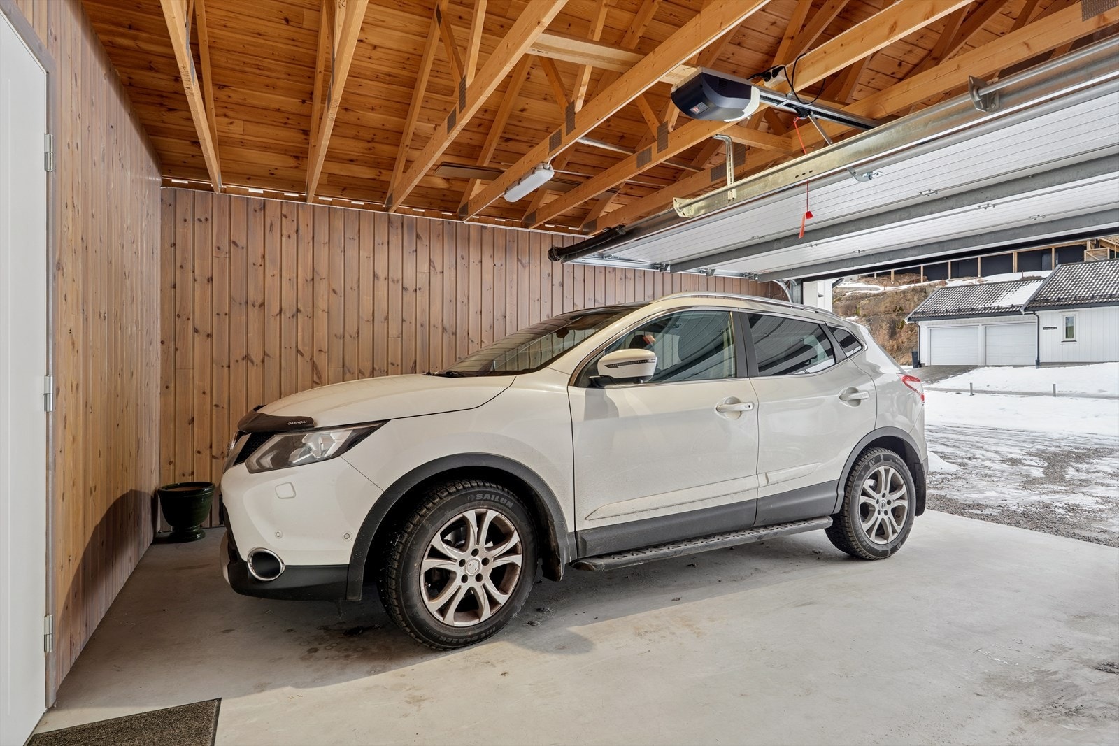 Stor garasje med god plass til bil og oppbevaring. Galleribilde