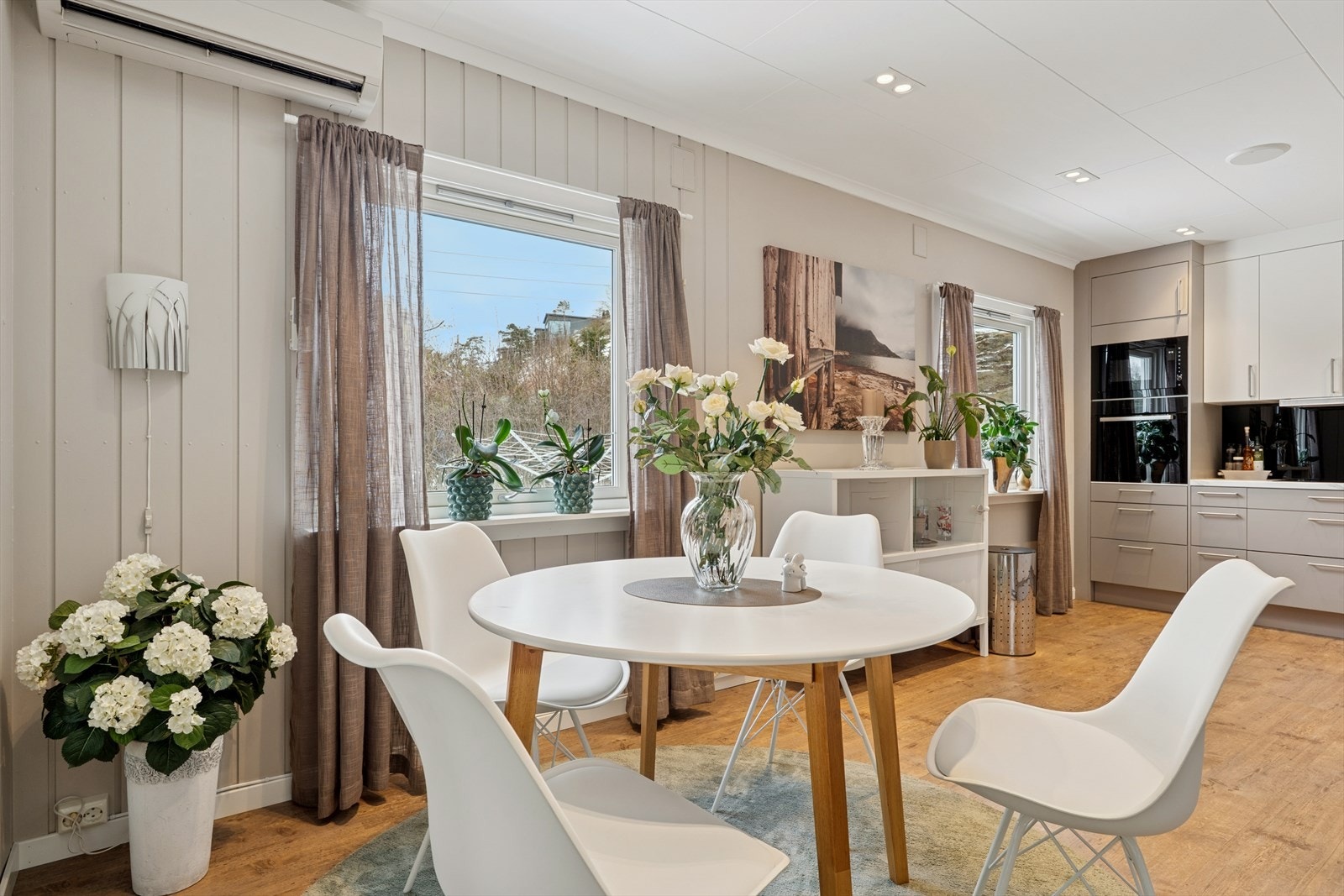 Spisestuen har plass til et hyggelig spisebord ved vinduet. Galleribilde