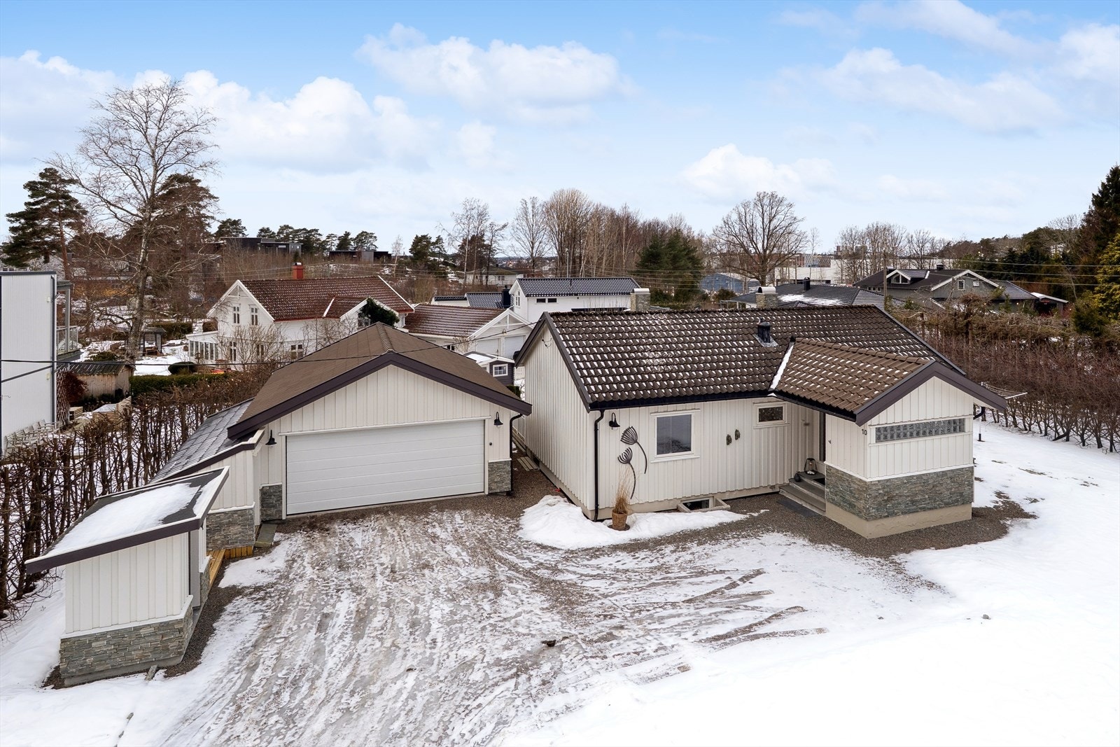 Eiendommen har en stor og meget pent opparbeidet tomt med gode solforhold. Galleribilde