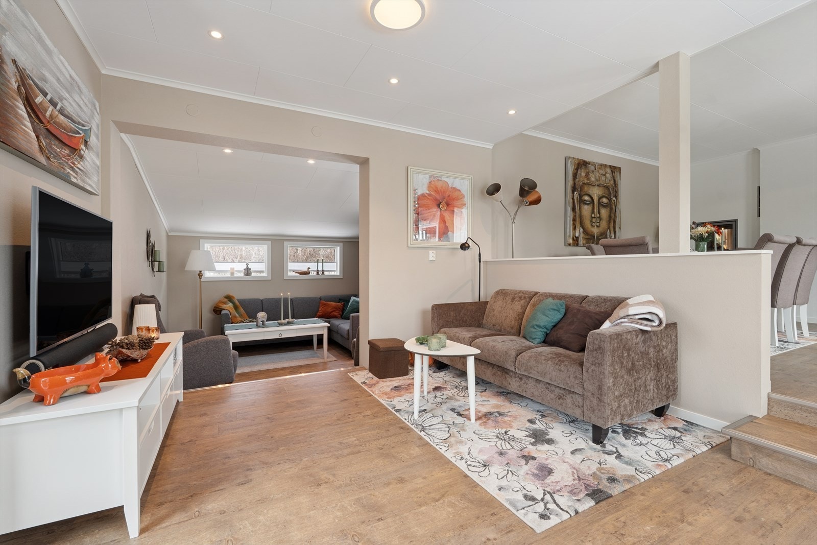 Stuen er delt inn i flere soner, som gir rom for både avslapning og sosialt samvær. Galleribilde