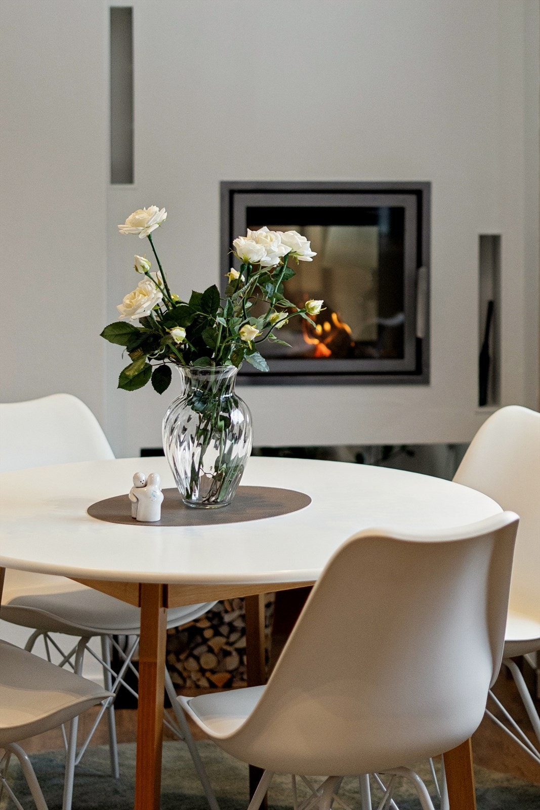 Peisen gir både varme og et sentralt samlingspunkt i rommet. Galleribilde