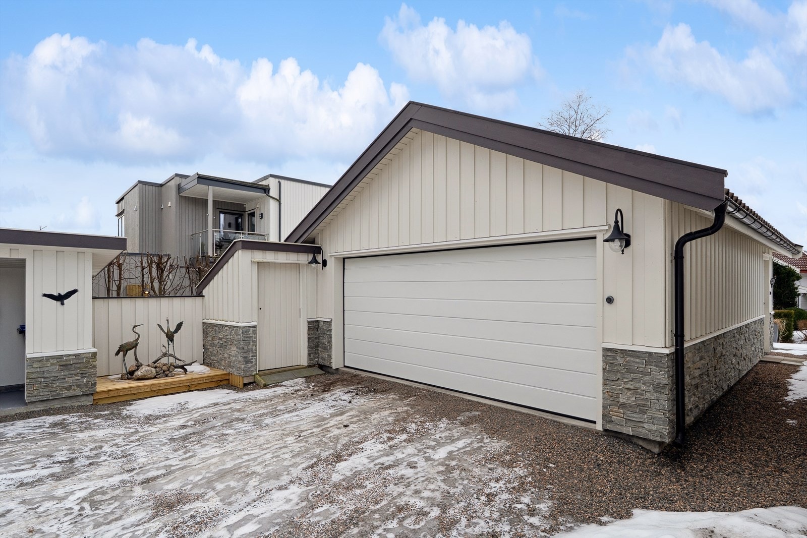 Den doble garasjen er bygget i stil med boligen og har en praktisk, separat bod langs garasjen samt i bakkant. Galleribilde