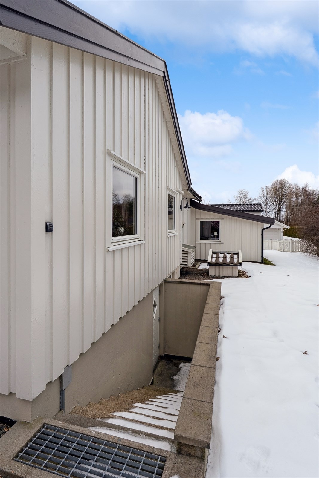 Praktisk, separat inngang til underetasjen fra utsiden. Galleribilde