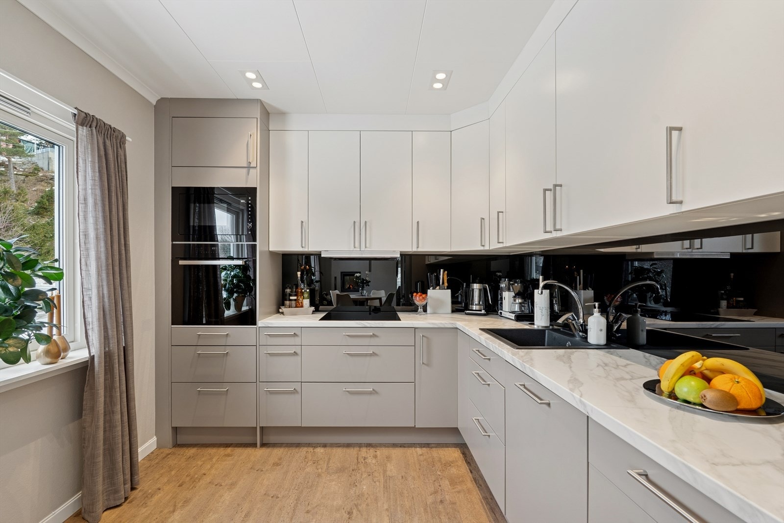 Kjøkkenet holder en gjennomgående god standard og har rikelig med skap- og benkeplass. Dette er et tofarget Epoq kjøkken satt inn i 2020. Galleribilde