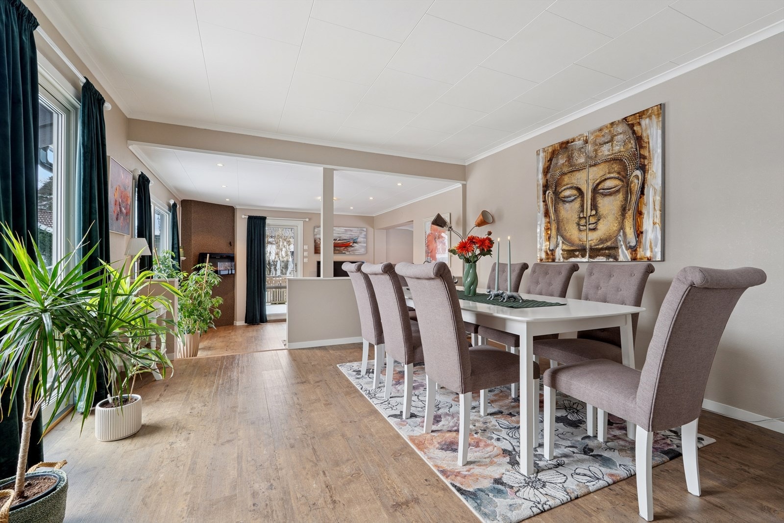 Boligen har flere stuer, og denne har god plass til en større spisegruppe. Galleribilde