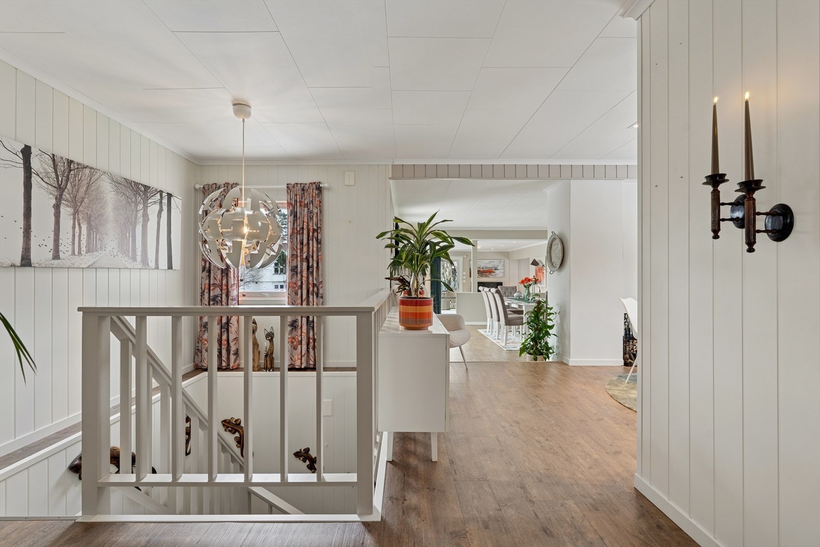 Fra gangen er det en åpen og oversiktlig overgang til etasjens øvrige rom. Galleribilde