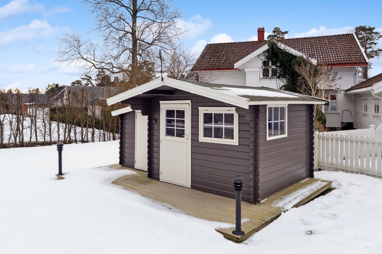 En praktisk utebod gir ekstra lagringsplass for hageredskaper eller lekestue for de små. Galleribilde