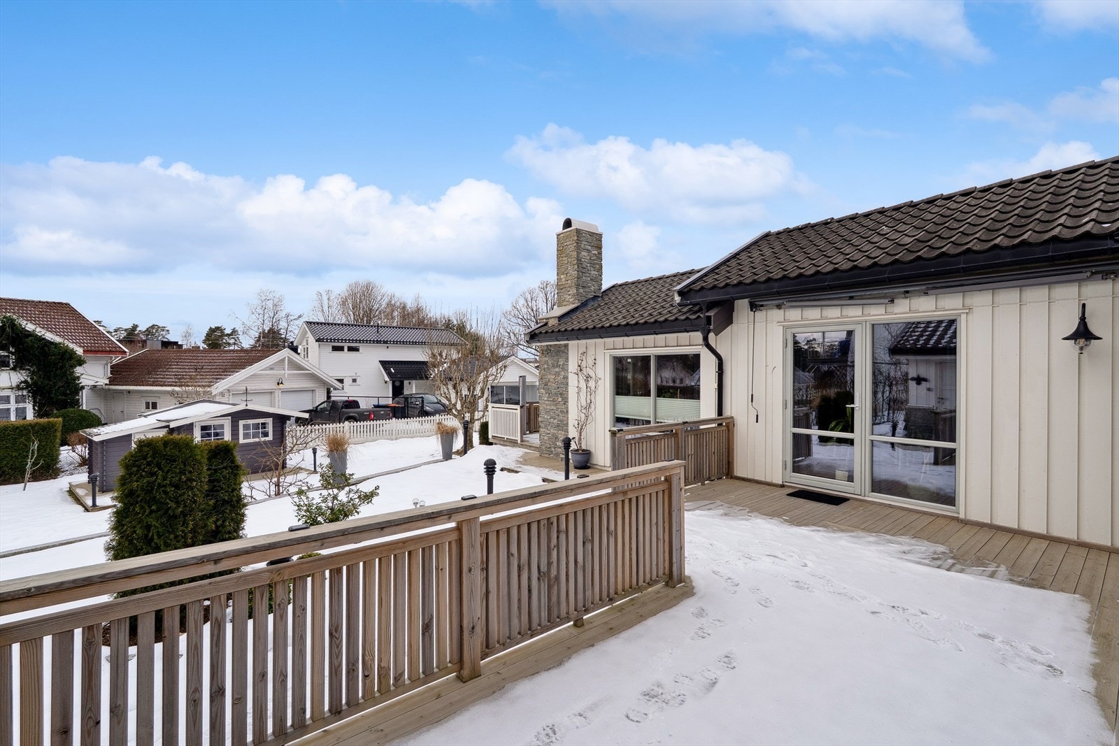 Et herlig sted å tilbringe sommeren! Her er det store terrasser, romslig plen og opparbeidet nivåer med beplantning. Galleribilde