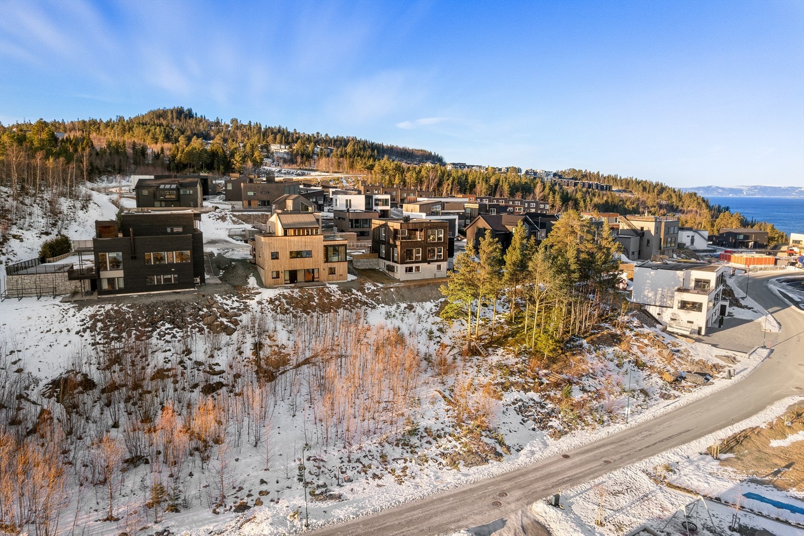 Fra tomten er det kun 4 minutters kjøring til Sveberg handelspark med alt du trenger av servicefasiliteter. Galleribilde