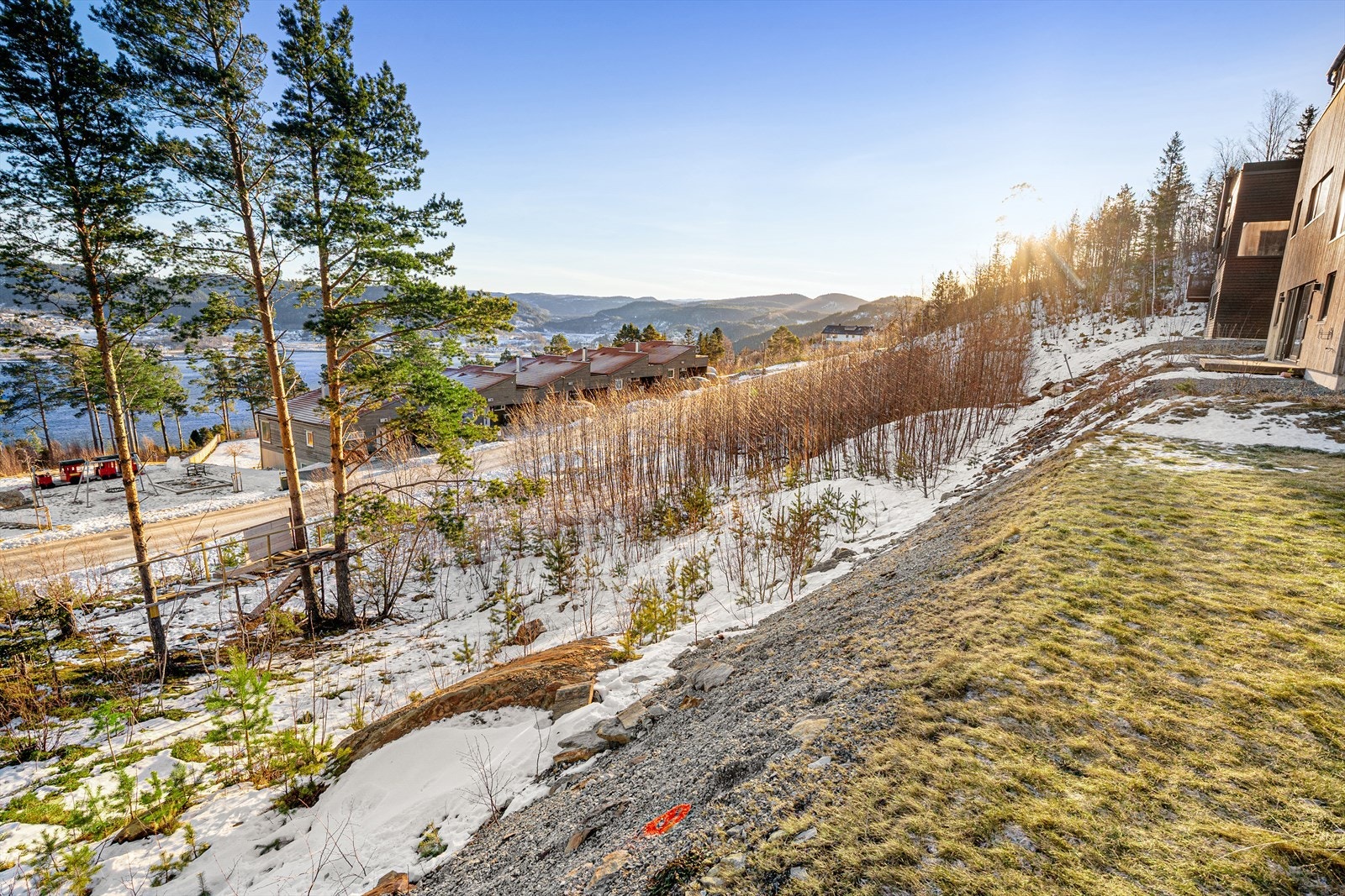 Det er kort vei til både marka og det populære friluftsområdet på Midtsandtangen med strand og badeplasser. Galleribilde