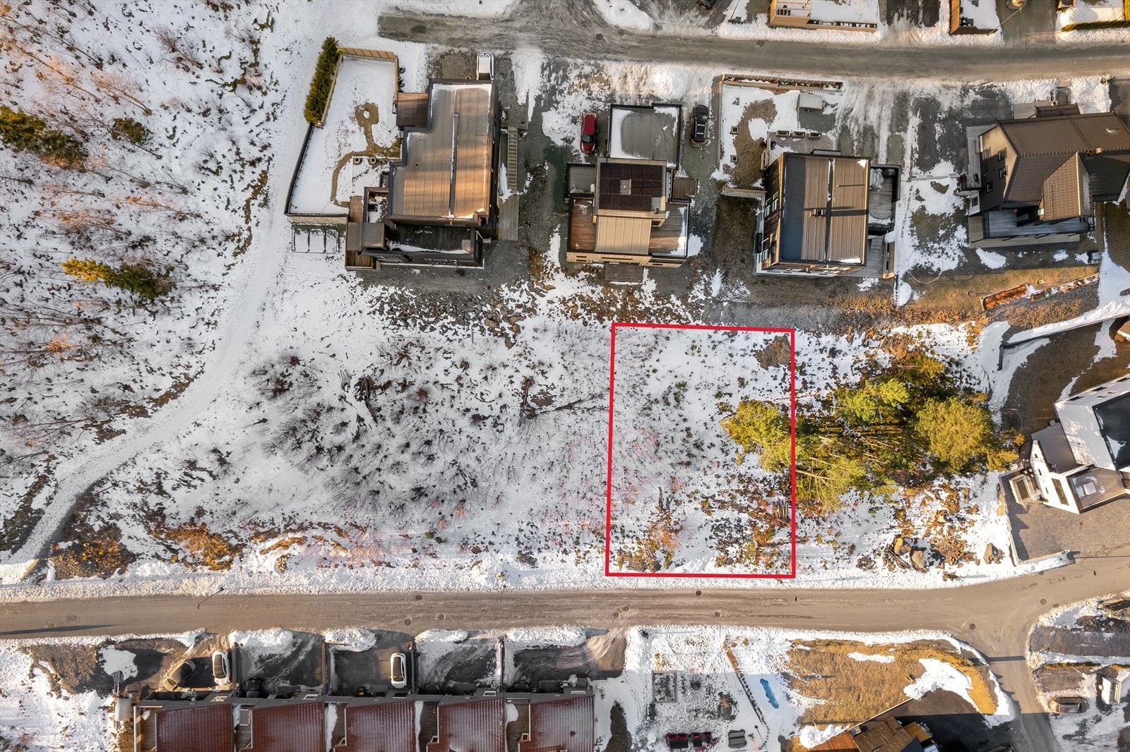 Det gjøres oppmerksom på at skissering av tomten er omtrentlig, og avvik vil forekomme. Målebrev, oversiktskart og eksakte koordinater for tomtegrenser ligger vedlagt i salgsoppgaven. Galleribilde