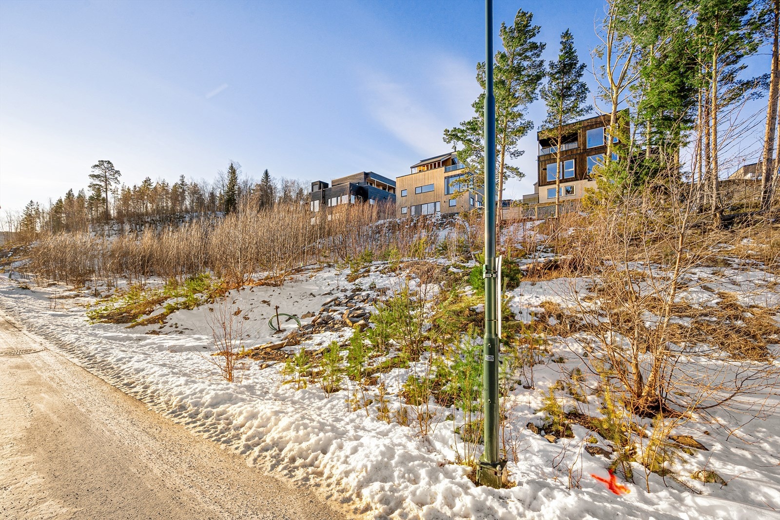 Tomten er på 820m², og i følge reguleringsplanen er BYA på 30% - Se salgsoppgave for mer info Galleribilde