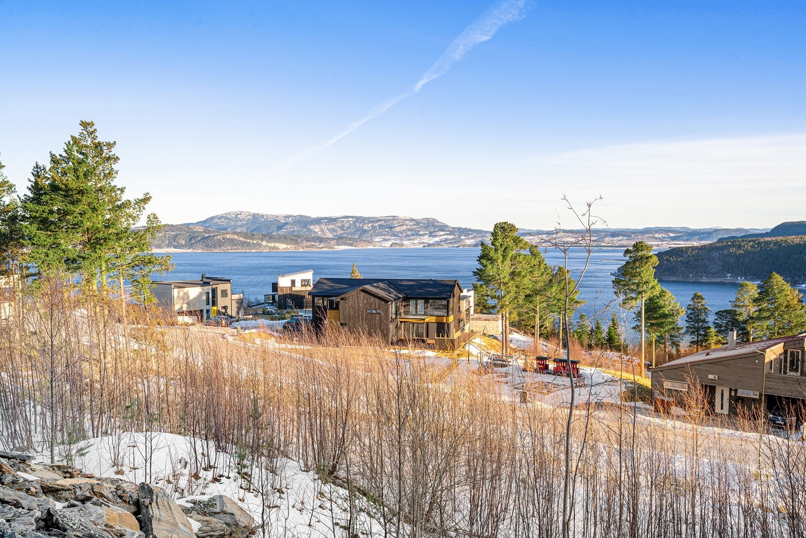 Fra tomten har du en fantastisk sjøutsikt med gode solforhold. Galleribilde