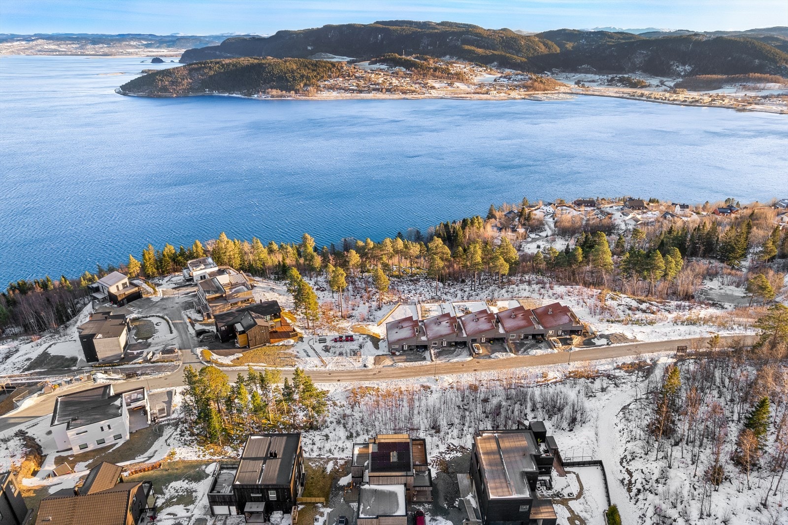 Med bil tar det omtrent 15 minutter til Stjørdal sentrum og rundt 20 minutter til Trondheim. Det er også gode kollektivforbindelser via bussholdeplasser langs E6. Galleribilde