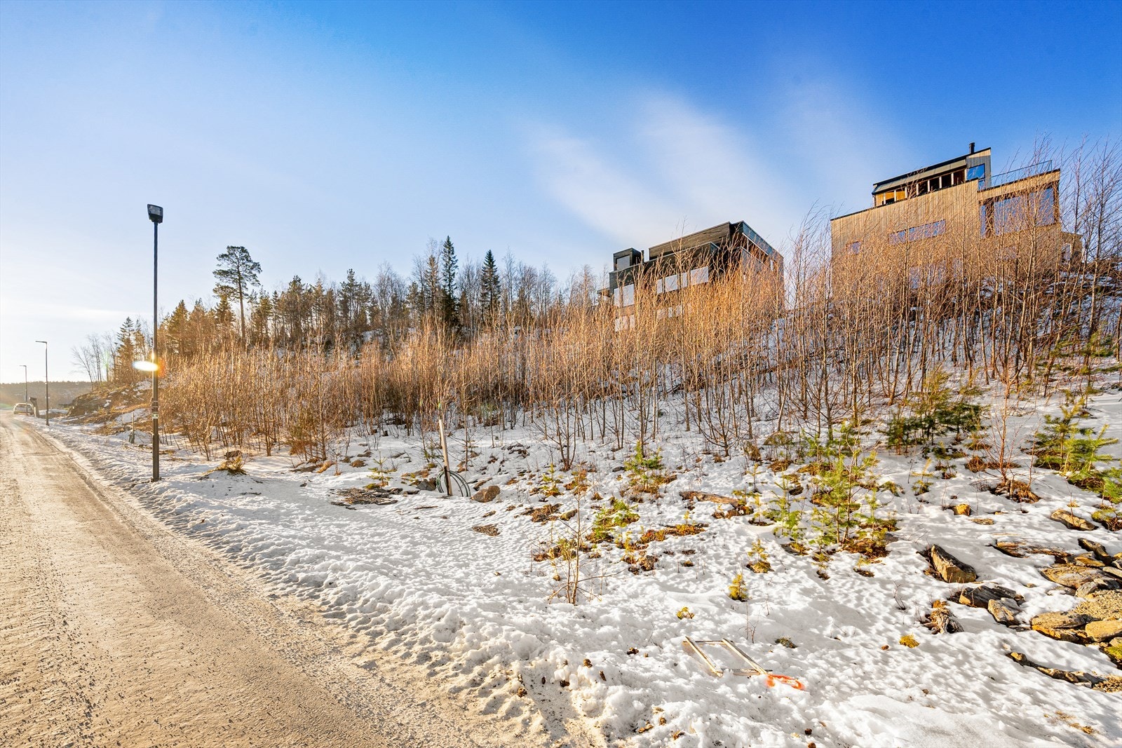 Tomten er på 817m², og i følge reguleringsplanen er BYA på 30% - Se salgsoppgave for mer info Galleribilde
