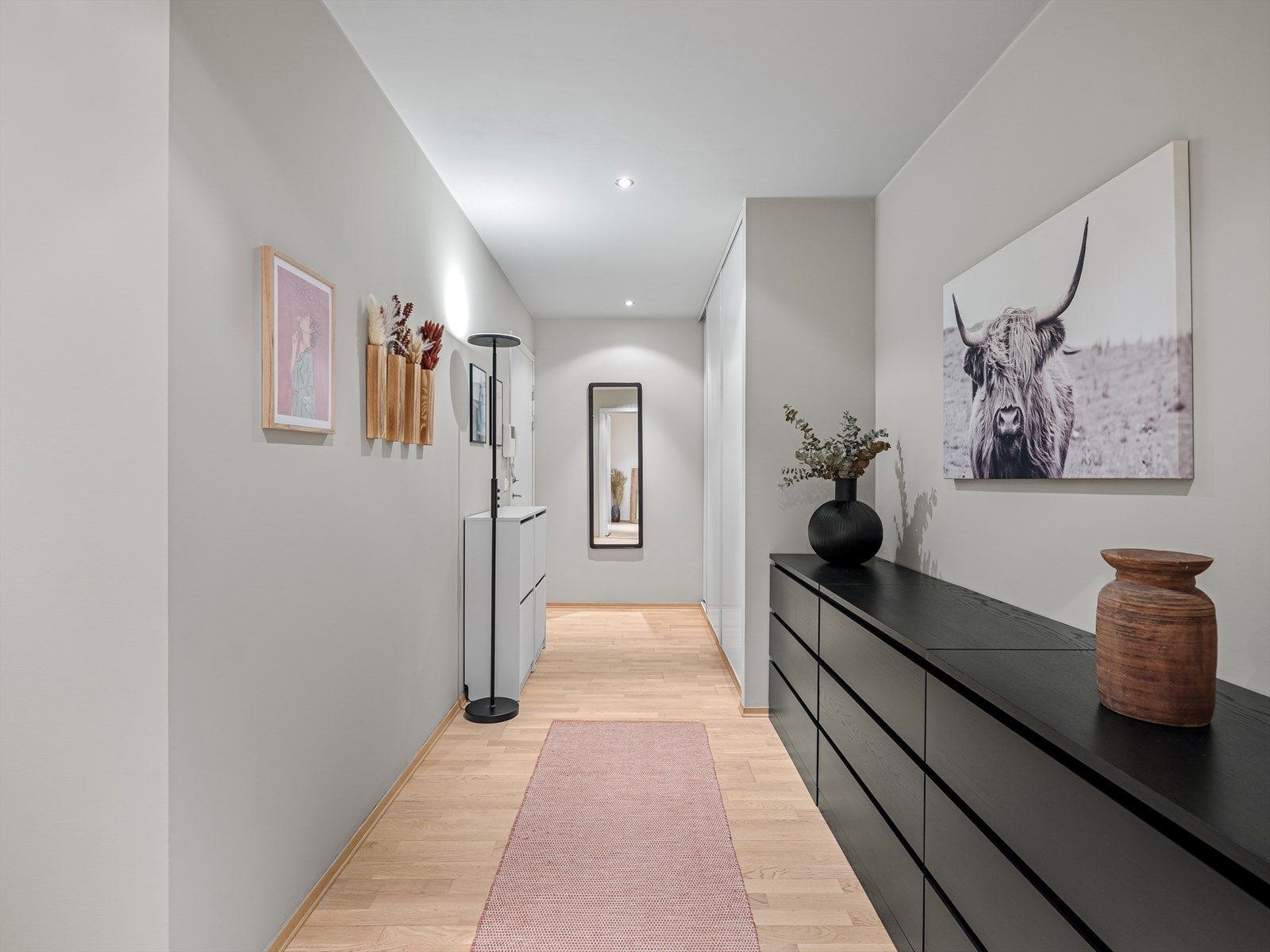 Leiligheten har en fin beliggenhet i underetasje med enkel adkomst til oppvarmet garasjeanlegg hvor leiligheten disponerer garasjeplass med lader og bod Galleribilde