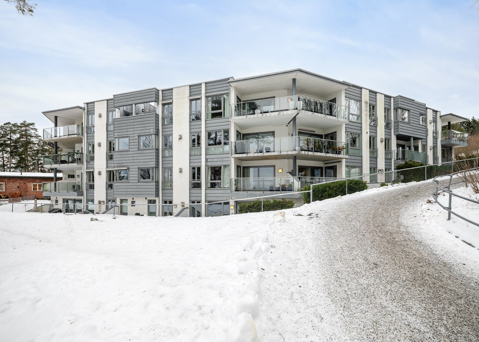 Tomten er pent opparbeidet med gressplen, beplantning, prydbusker og trær Galleribilde