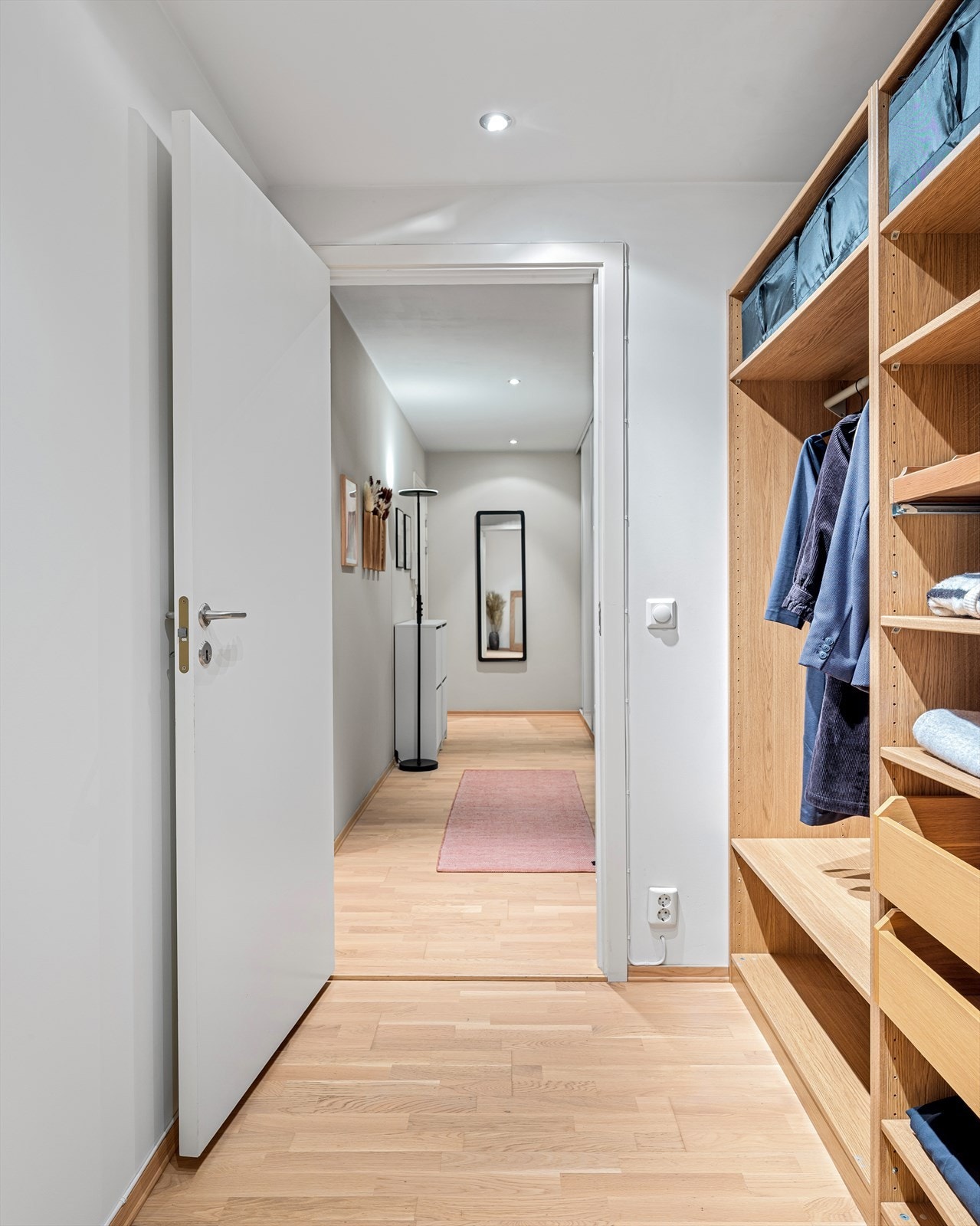 Stor og smart planløsning på 79 kvm som gir god romfølelse, fine soner og en svært praktisk hverdag Galleribilde