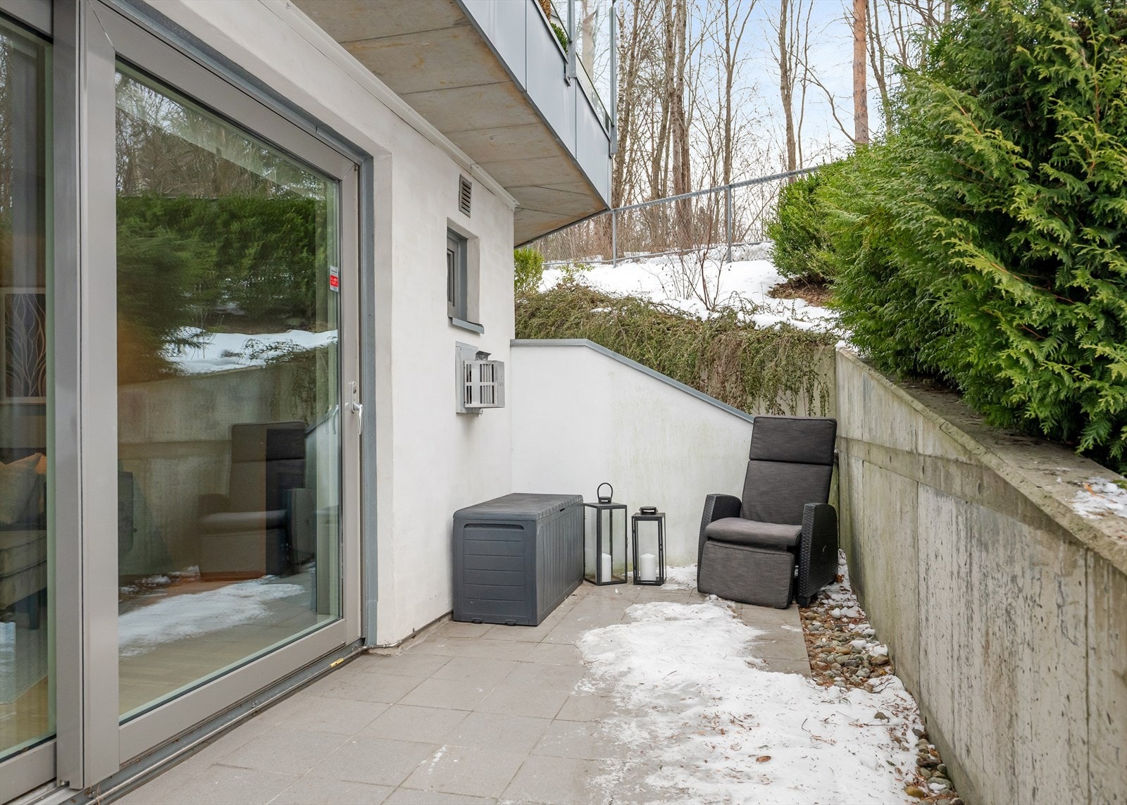 Terrassen utgjør en naturlig forlengelse av stuen og har god plass til utemøblement, grill og beplantning - perfekt for både hyggelige sammenkomster og rolige stunder i fredelige omgivelser Galleribilde