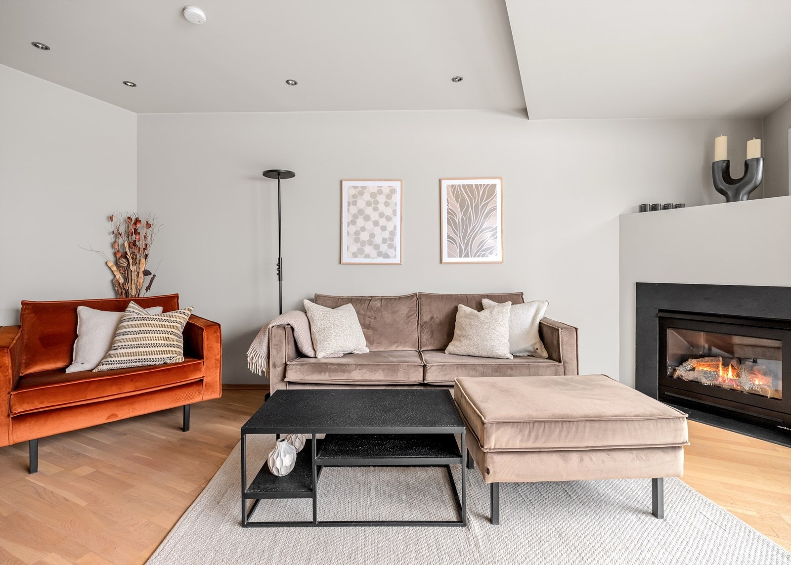 Stuen har gode møbleringsmuligheter med plass til sofagruppe, samt medie- og oppbevaringsmøblement Galleribilde