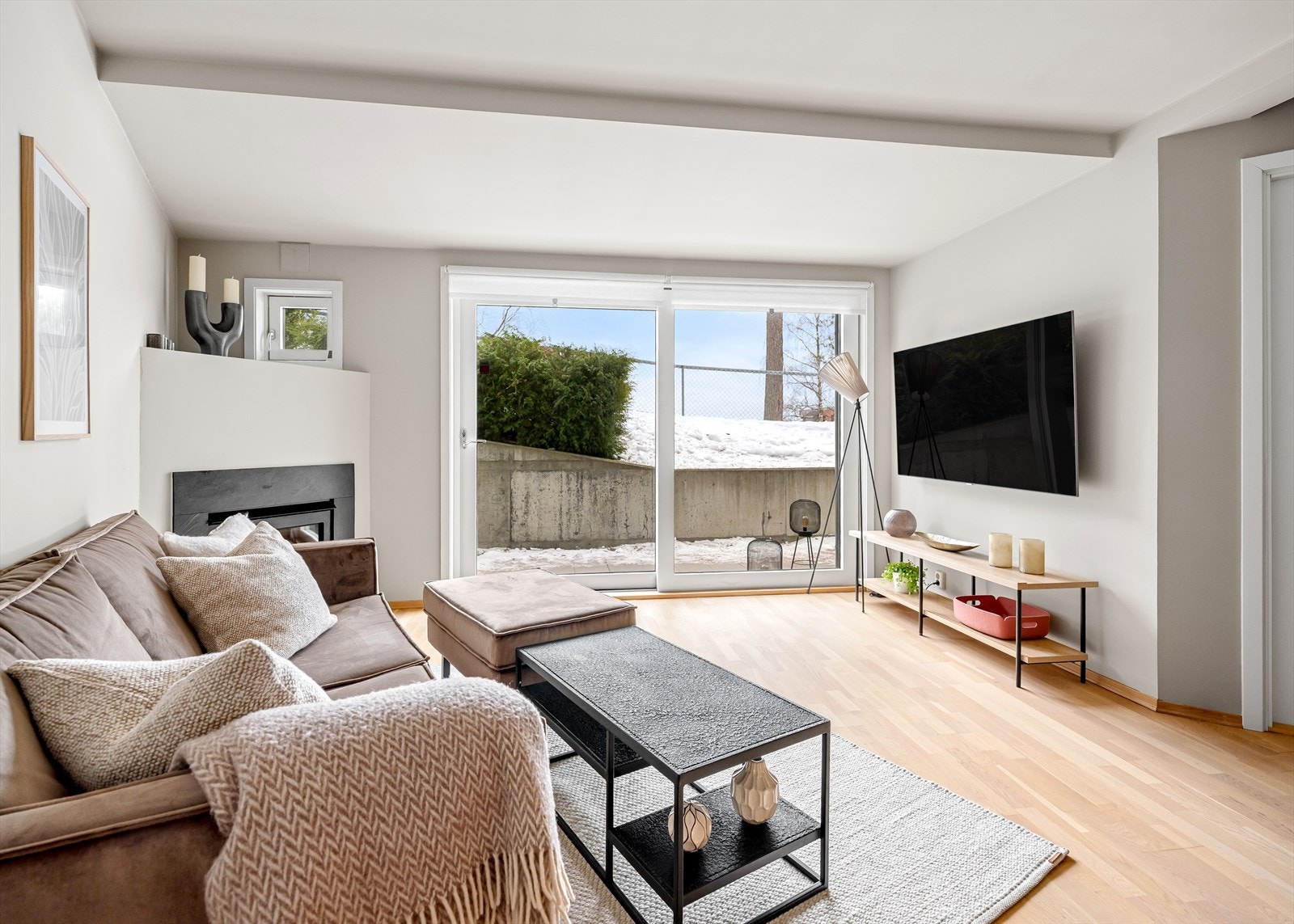 Store vindusflater og skyvedør gir rikelig med lysinnslipp og gjør at rommet oppleves ekstra romslig, særlig i sommerhalvåret Galleribilde