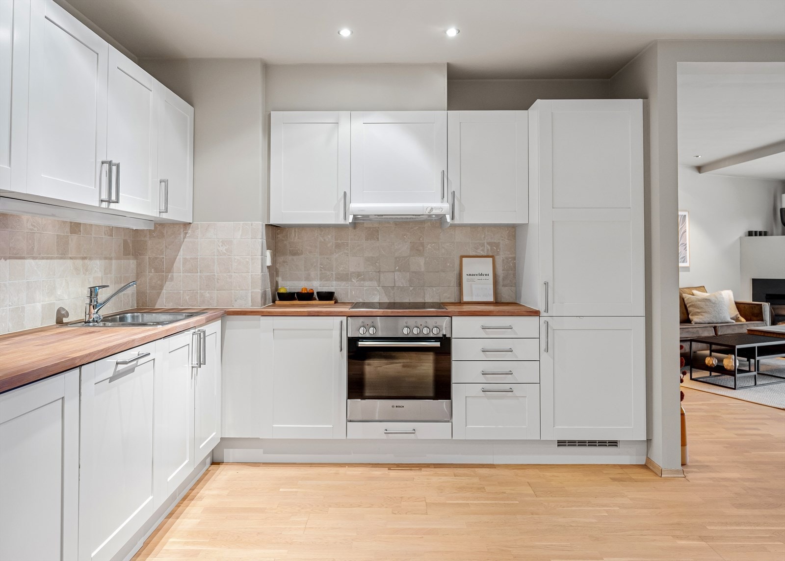 Store arbeidsflater og rikelig med oppbevaringsplass i skuffer, benkeskap og overskap gjør kjøkkenet svært brukervennlig. Stekeovn, kjøl/fryseskap og oppvaskmaskin er integrert Galleribilde