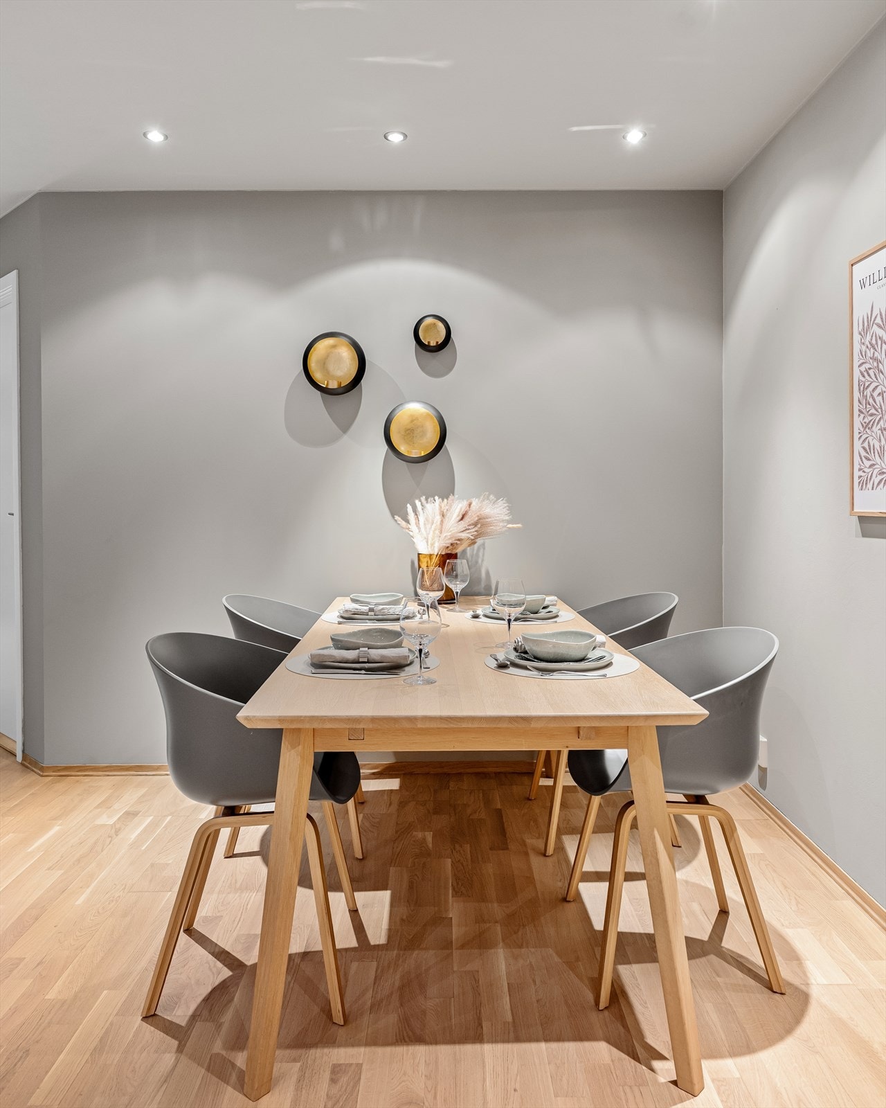 Parkettgulv, lysmalte veggflater og downlightsbelysning gir et lyst og behagelig uttrykk Galleribilde