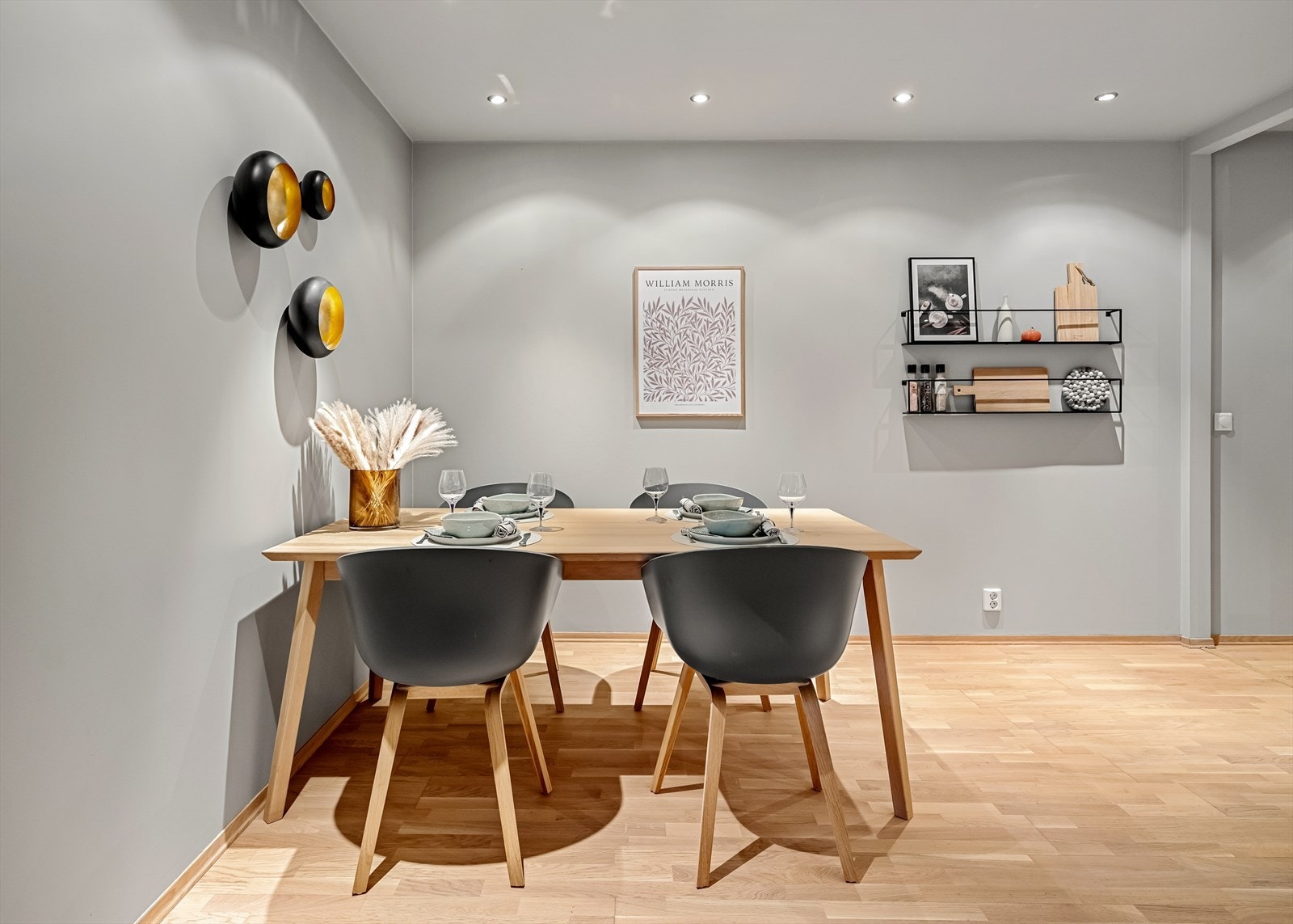 Stort og innbydende spisekjøkken med god plass til langbord - et naturlig samlingspunkt for både hverdagsmåltider og hyggelige sammenkomster Galleribilde