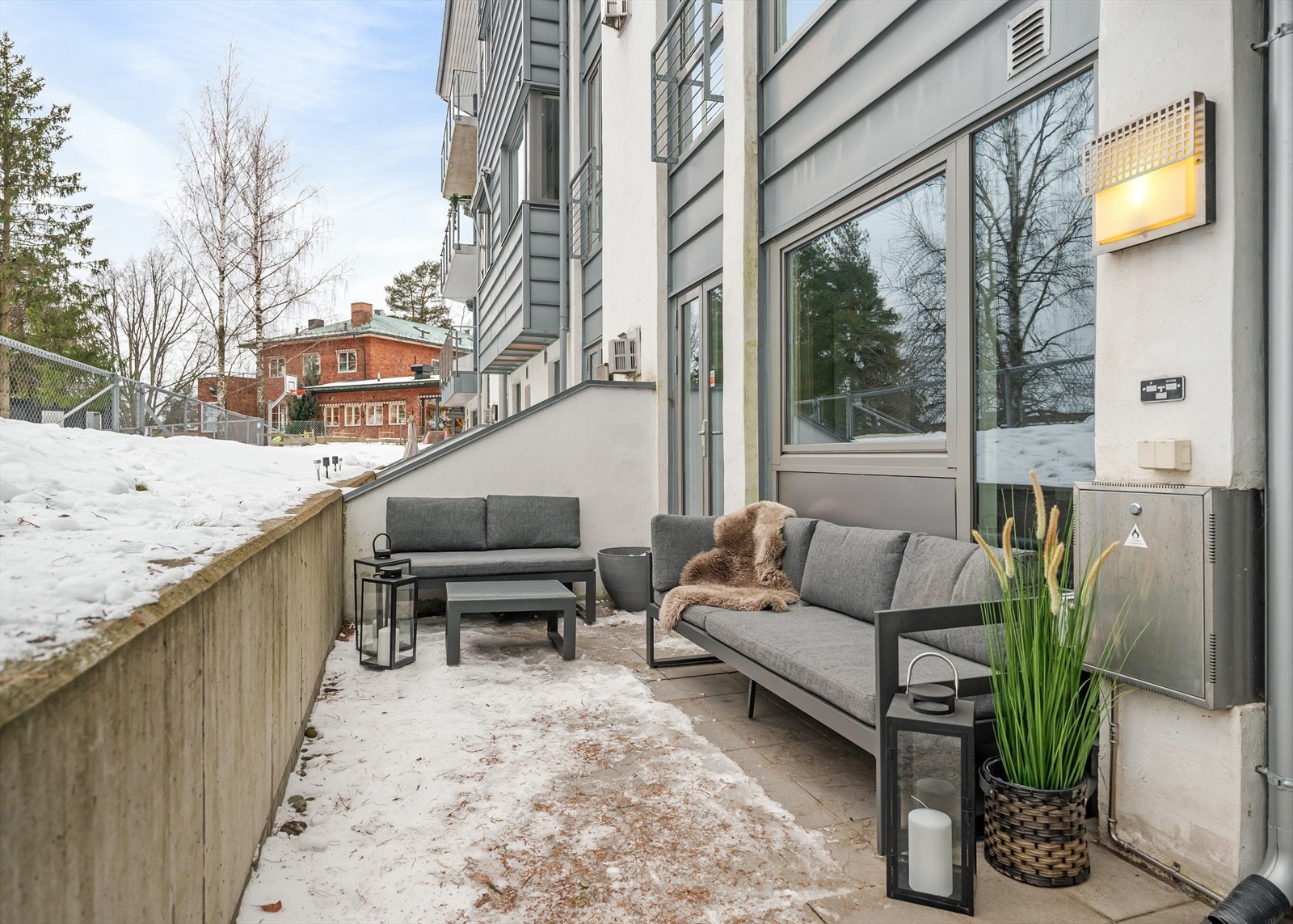 Stor og lys 2-roms leilighet på 79 kvm med usjenert beliggenhet og sydvendt markterrasse mot grønne omgivelser Galleribilde