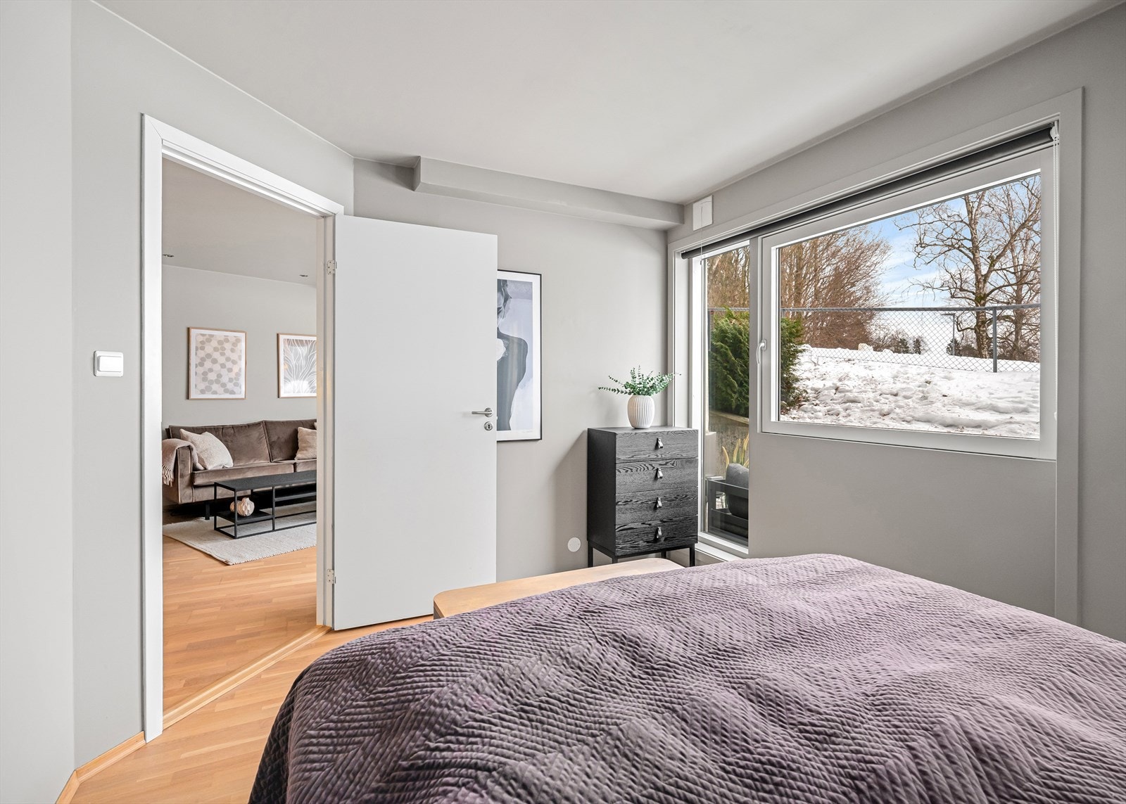 Soverommet har gode møbleringsmuligheter for dobbeltseng med nattbord på hver side, samt god plass til oppbevaringsløsninger Galleribilde