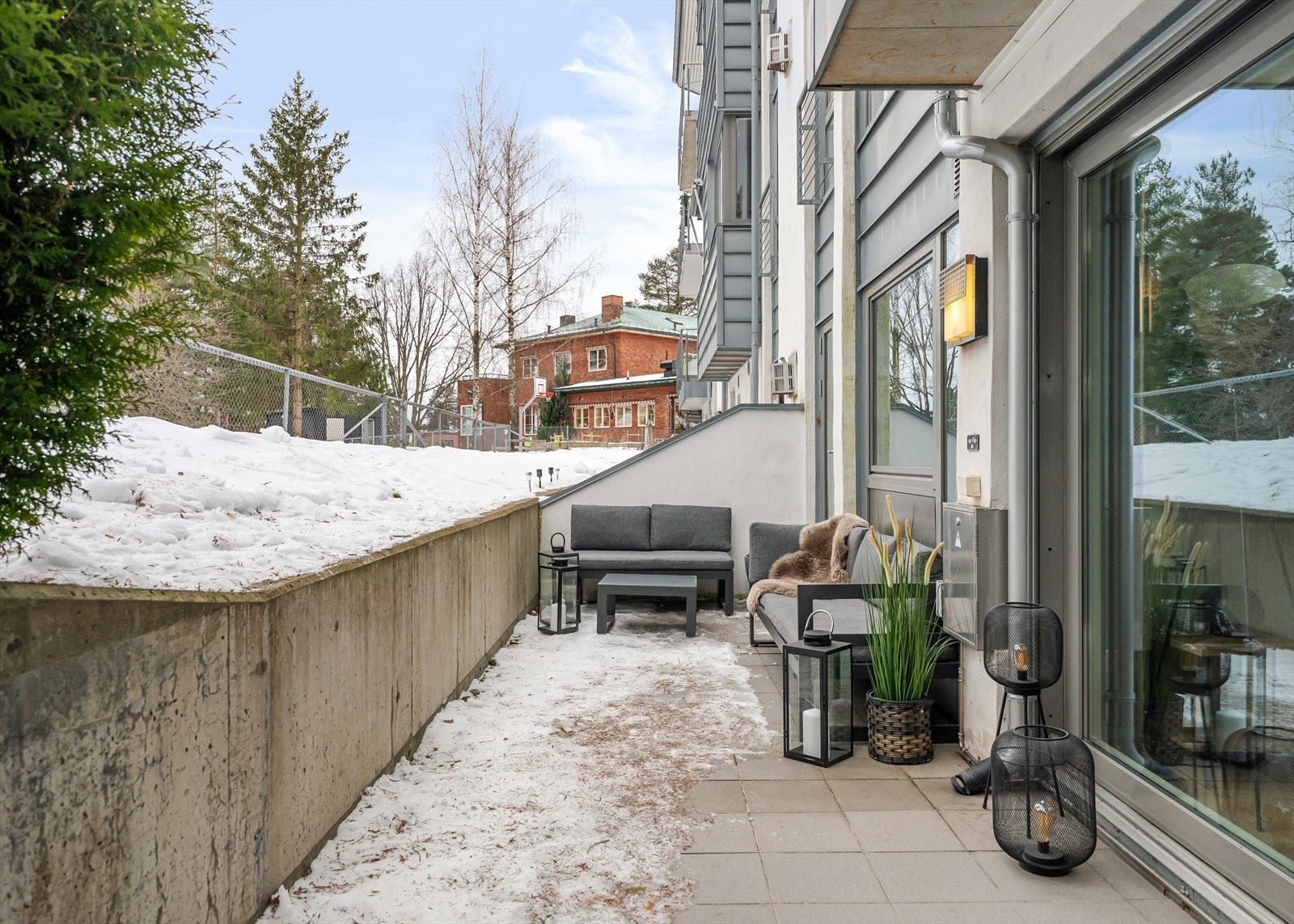 Fra stuen er det utgang til en sydvendt markterrasse på ca. 20 kvm med flislagt dekke, utebelysning, stikkontakt og gassuttak/tilkobling for grill Galleribilde