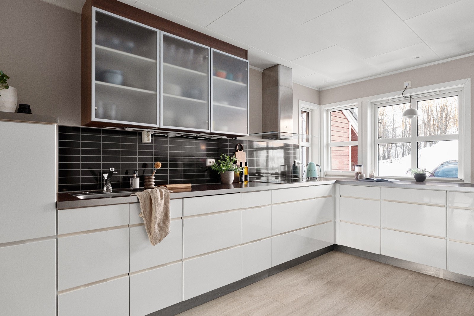 Her får du bl.a. rikelig med benkeplass, masse lagring i over- og underskap og et mangfold av hvitevarer og gode løsninger. Galleribilde