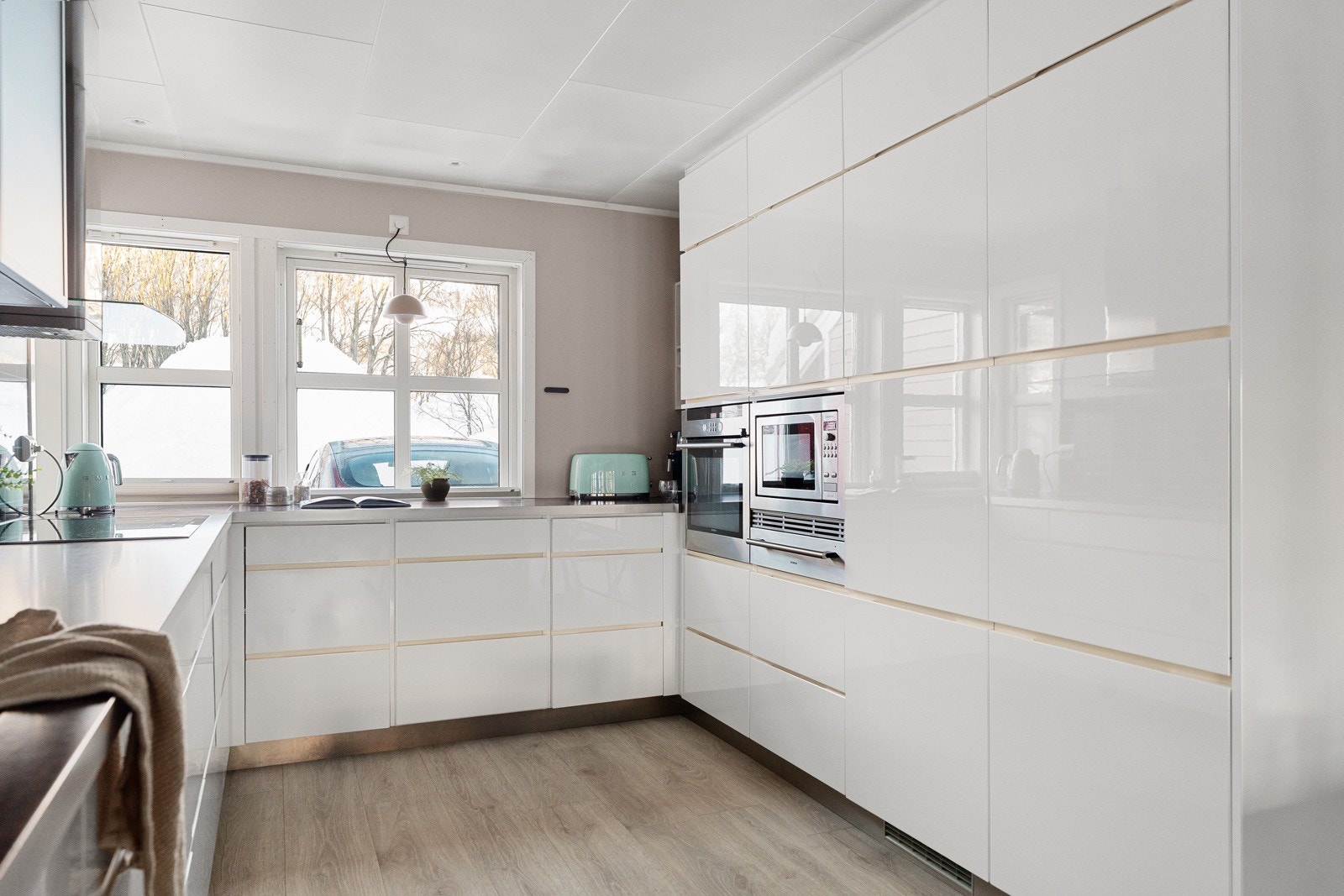 Det er gjennomgående lys igjennom kjøkkenet og stuen og atmosfæren er lys og trivelig. Galleribilde