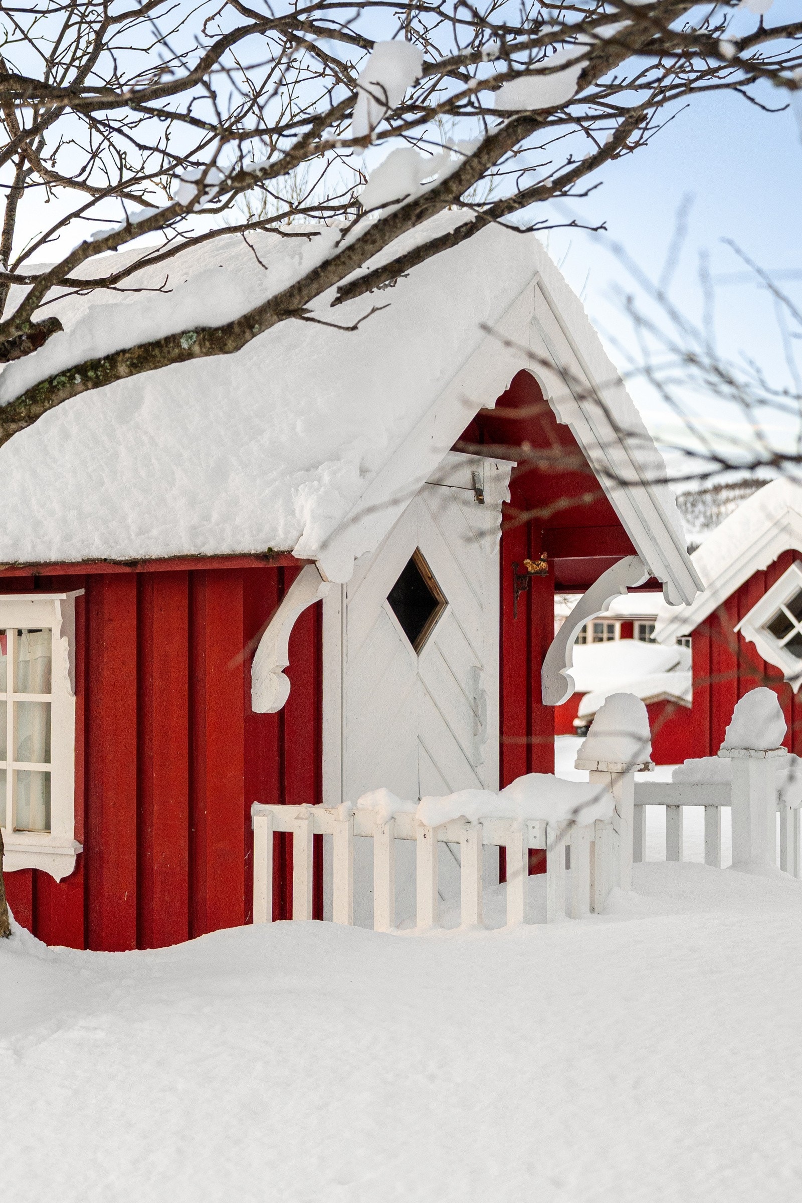 Det er et dukkehus/lekestue i hagen, malt i samme fargepalett som boligen. Galleribilde