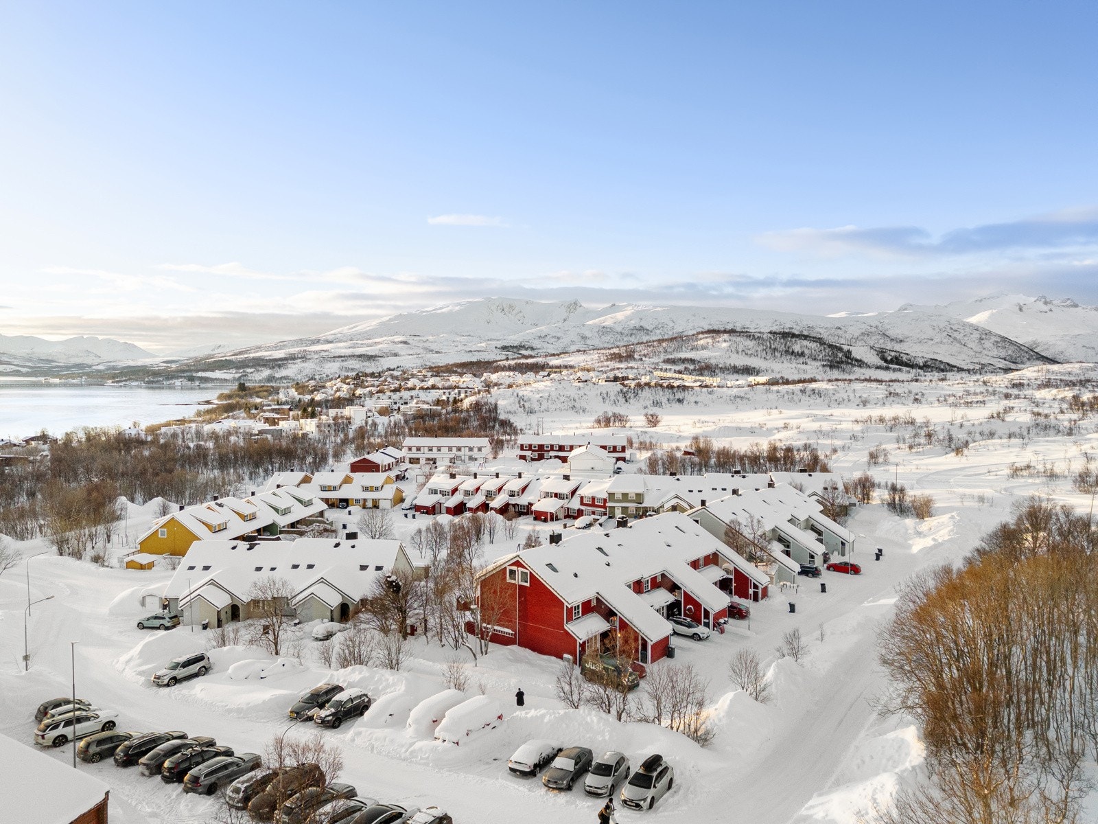 Det er ca. 10 minutt kjøring til Jekta, 15 minutt til sentrum og under 10 minutt til butikkene på Kvaløysletta og Eide Handel. Galleribilde