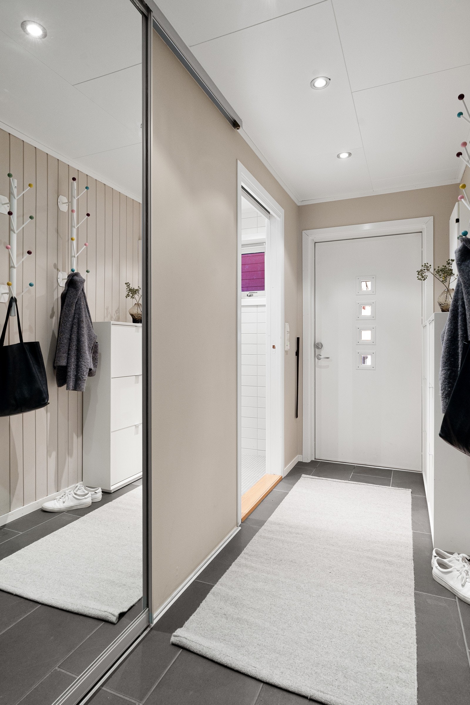 Velkommen inn, det er gode lagringsmuligheter i gang. Fra gangen har du adkomst til vaskerom/bad. Galleribilde