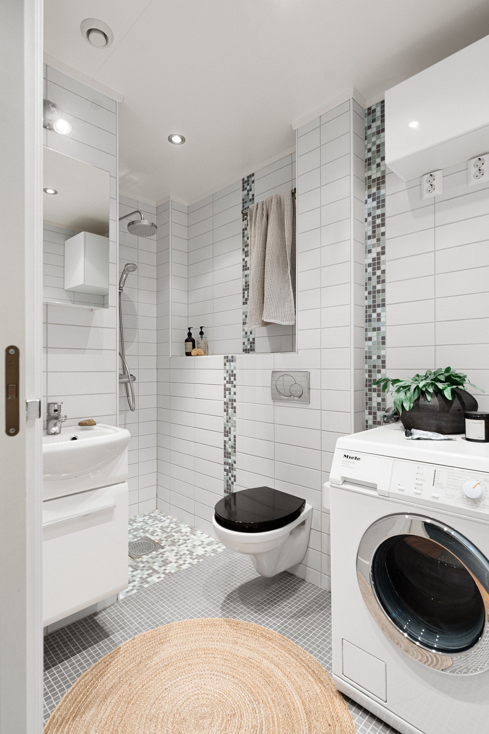 Flislagt bad/vaskerom med opplegg for vaskemaskin og alle fasiliteter. Galleribilde