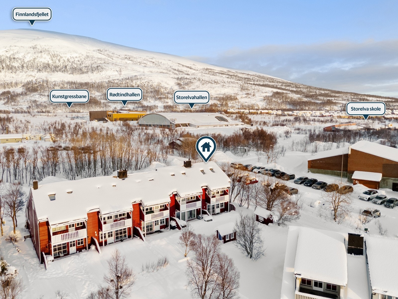 Det er umiddelbar nærhet til marka, lysløype, aktivitetshaller, skistadion og videregående skole. Galleribilde