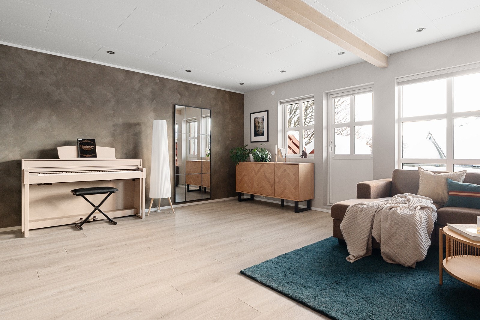 Stuen er et yndet samlingspunkt med store vinduer, utgang til terrasse med hage. Galleribilde