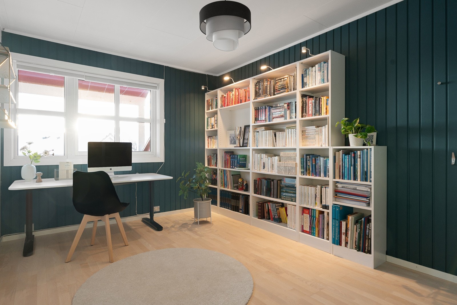 Siste soverom er for tiden innredet som kontor, boligen er malt i farger som harmonerer godt og som fremstår som tidsriktig. Galleribilde